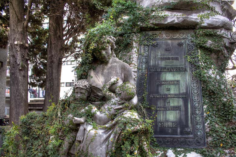 Statua di una madre nel Cimitero della Recoleta