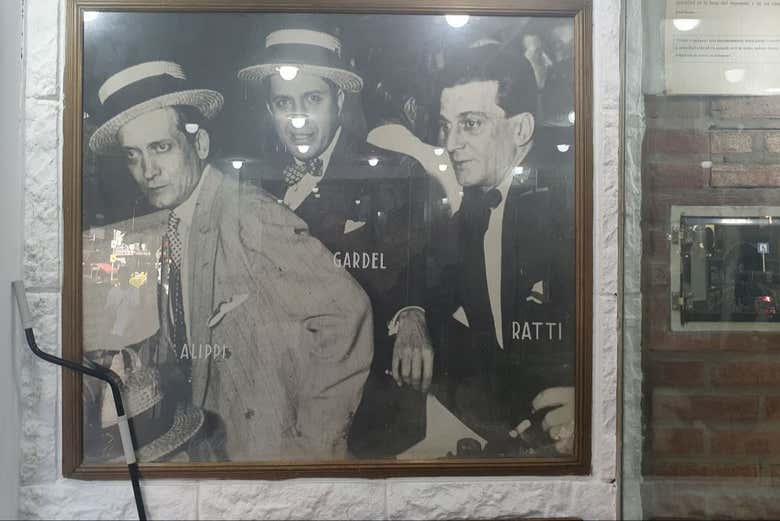 Foto di tre icone del tango in Avenida Corrientes