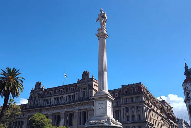 Monumento al General Lavalle nel centro della piazza