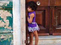 Bambina per le strade di San Telmo
